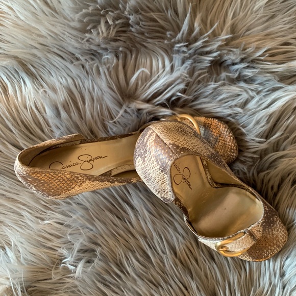 Shoe - Picture 2 of 7